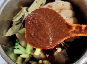 加入一大勺郫县豆瓣酱！(也可以用黄豆酱来代替！)