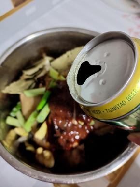 倒入一罐啤酒！