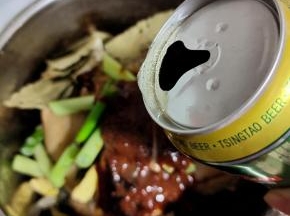 倒入一罐啤酒！