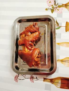 猪蹄子也卤好了！取出来晾凉，留着明天中午吃！