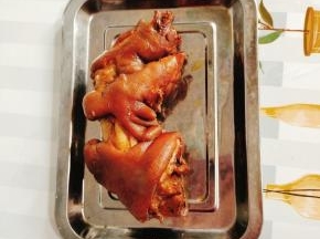 猪蹄子也卤好了！取出来晾凉，留着明天中午吃！
