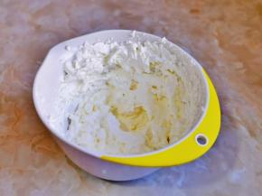 奶油加入白砂糖打发。