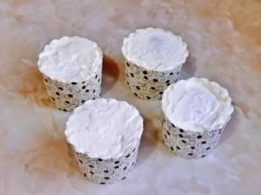 奶油抹在蛋糕上，其余的装入裱花袋。