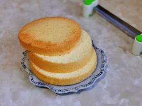 蛋糕胚切三片备用。