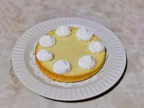 取一片蛋糕胚，挤入奶油，放上草莓片，根据个人喜好来即可，奶油可多可少。