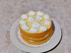 三片依次叠加，最上面一层再挤上奶油。