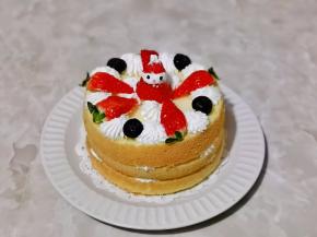 装饰上草莓，蓝莓，做了一个圣诞老人的草莓放中间。