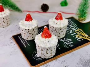 装饰上草莓，挤在草莓的一圈，之后再挤入纸杯外围一圈就好啦！