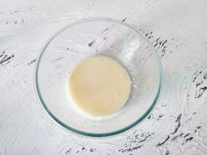 玉米油与纯牛奶搅拌至融合在一起【蛋清与蛋黄分离，蛋清放无水无油的容器】
