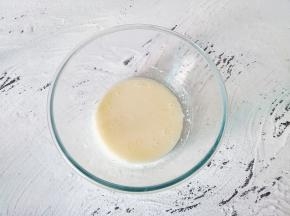 玉米油与纯牛奶搅拌至融合在一起【蛋清与蛋黄分离，蛋清放无水无油的容器】