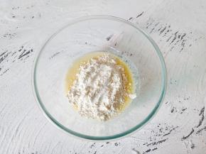 筛入低筋面粉【想做其他口味的，可以把低筋面粉减少15克，换成可可粉或抹茶粉15克】