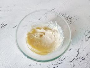 打蛋器划“Z”字形搅拌均匀。