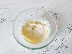 打蛋器划“Z”字形搅拌均匀。