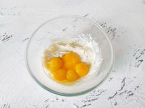 加入五个蛋黄【这里的五个鸡蛋是每个带壳53克】