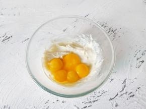 加入五个蛋黄【这里的五个鸡蛋是每个带壳53克】