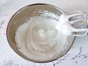 蛋清加柠檬汁，分三次加绵白糖，打发至有明显大弯钩。