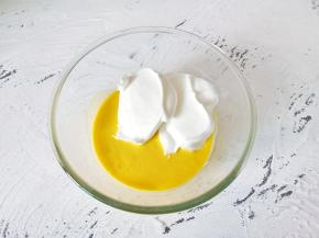 取三分之一的蛋白霜放面糊里翻拌均匀。
