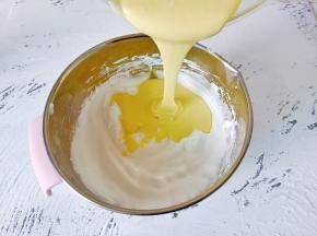 拌好的面糊全部倒入蛋白霜里翻拌均匀。