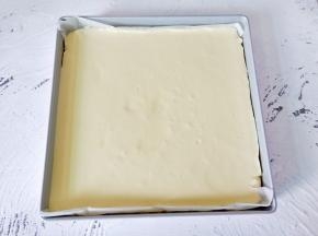 烤盘垫一张油纸，倒入面糊左右晃动，可以让面糊铺的平整，再震一下气泡。