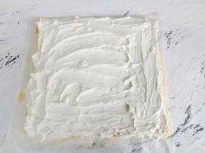 烤好的蛋糕胚放凉抹上淡奶油。