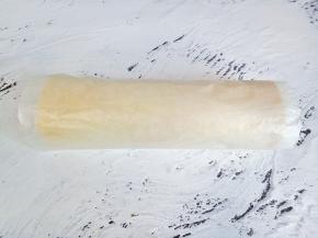 卷起来包着油纸冷藏半小时。