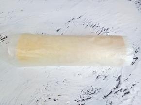 卷起来包着油纸冷藏半小时。