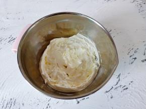 淡奶油加绵白糖用电动打蛋器打发至纹路硬挺即可。
