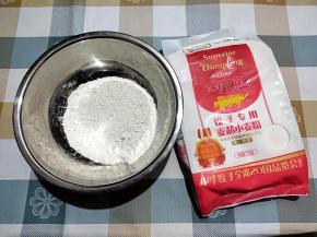 扯面比较筋道，一般用中粉或高粉。用中粉时加一点盐可以增加面条的筋性，用高粉可以不加盐，不建议用低粉，筋性太低。我用的是金龙鱼的饺子粉，加了1克盐。