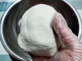 第二次揉面，这个时候已经看不到面絮了，比较光滑。仍然盖上，静置10-30分钟。如果这个时候还是很难揉，有面絮，那说明水少了点，可以用手粘一下水，然后揉进面团里，可以重复多次，直到再没有面絮面团变光滑了。