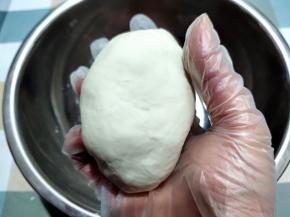 这是第三次揉好的面团，已经很光滑，面团软硬适中了。再盖上静置半小时。