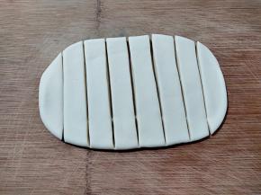 半小时后，将面团擀平，大概半厘米厚，切成2厘米左右宽一条的。