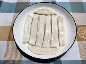 取一个大盘子，先抹一层油，然后将切好的面条铺上，再刷一层油，面条各个面都要刷到，不然后面容易粘一块。然后包上保鲜膜，至少醒1小时。我是提前一天晚上弄好这些，第二天一早直接扯面就好了，很省时间的。