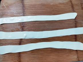 第二天一早，开始扯面。先用擀面杖擀薄了，再来扯，这样面条比较厚薄均匀一些。因为我这是一个人的量，面条比较细，所以中间没用筷子压一下。扯面的时候力度要有弹性，不能用蛮力使劲扯，这样容易断。这个时候可以开始烧水。