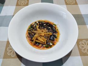 取一个面碗，准备汤底。根据自己的口味放盐、生抽、老抽、醋等，一点葱花，一点榨菜丝。