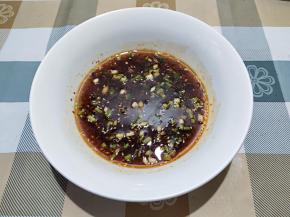 水烧开后，可以先舀几勺水冲一下调料，将汤底先调好。