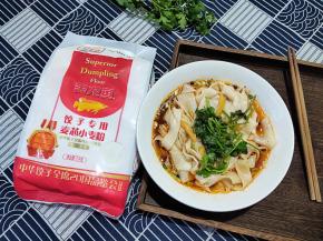 将煮好的面条捞入汤碗中，再加几根香菜，拌匀就可以吃了。如果有卤牛肉来几片，更美（mei)得很。