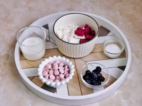 准备食材，山药与芋头去皮洗净切小块。