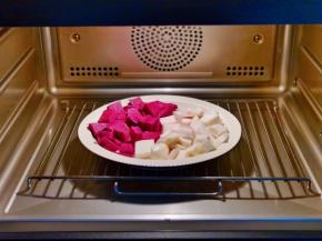 紫薯与山药蒸熟。