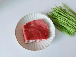 准备牛肉与四季豆。