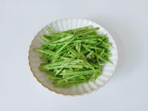 四季豆掐去两头，清洗好切成丝。