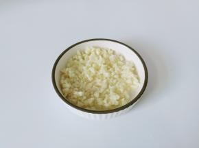 蒜放在案板上拍一下去皮，然后剁成泥。