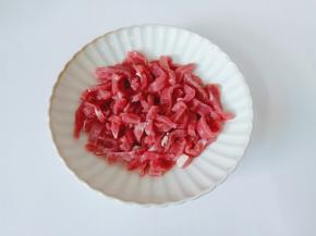 牛肉提前放冰箱冷冻半小时，再切牛柳会非常方便。