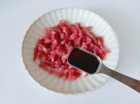 加上生抽一勺。