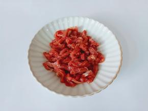 带上手套给每一根牛柳按摩到位，腌制15分钟入味。