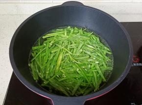 锅里水开放一点小苏打与食用盐，再放入豆四季豆焯水一分钟左右【加了小苏打四季豆颜色更加碧绿】