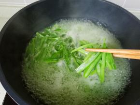 焯水一分钟后捞出四季豆空干水分。
