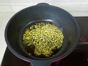 热锅凉油将蒜泥炒成金黄色。