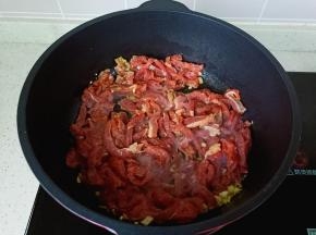 放入牛柳大火爆炒。