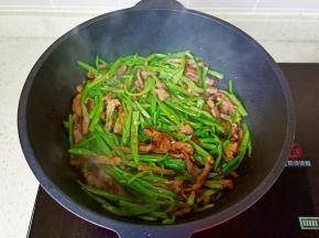 加一点盐调味，开大火翻炒一分钟左右关火。