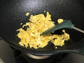 炒锅里热油，下入打好的鸡蛋液，翻炒至熟。
